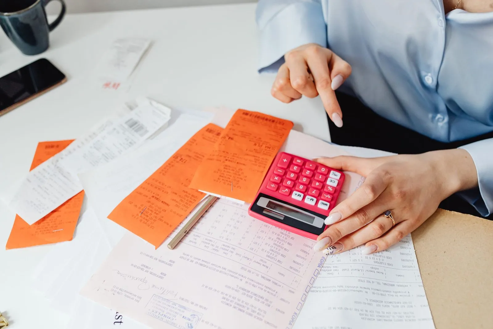Règles de numérotation, délais de paiement et relances automatisées.
